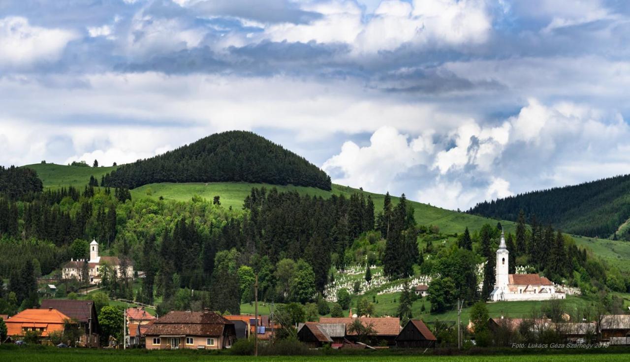 Отель Csergo Ildiko Vendeghaz Lazarea Экстерьер фото