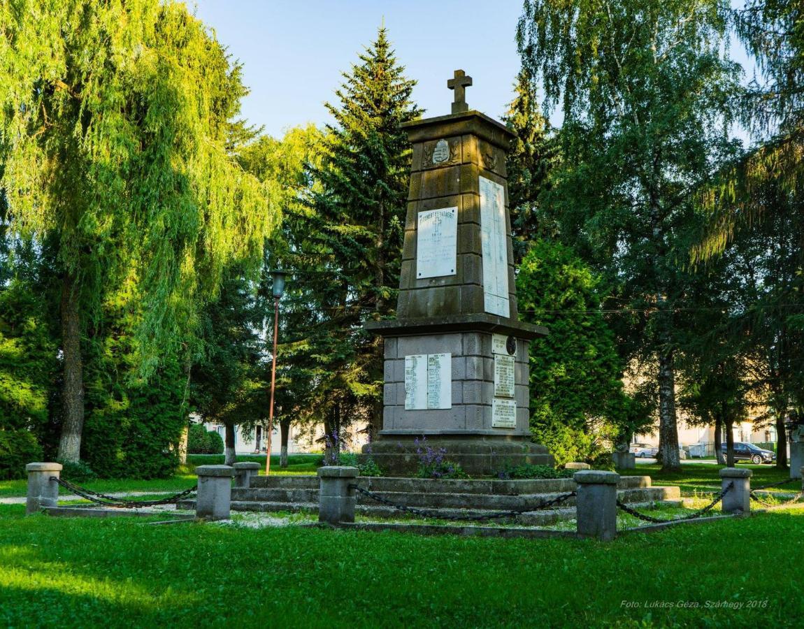 Отель Csergo Ildiko Vendeghaz Lazarea Экстерьер фото